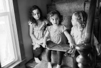 Niñas felices jugando en una escalera juntas - foto de stock