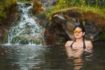 Mujer en la piscina cerca del río, el concepto de las vacaciones. - foto de stock