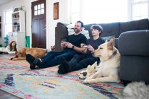 Pai e tween filho jogando jogos de vídeo juntos. — Fotografia de Stock