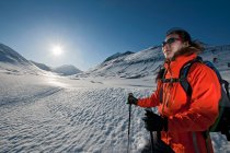 Женщина, путешествующая в горах северной Исландии зимой — стоковое фото