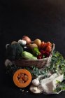 Плетений кошик з овочами з шматочком гарбуза як простати — стокове фото