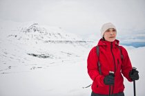 Frau wandert im Winter in den Bergen Nordislands — Stockfoto