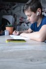 Junge macht seinen Unterricht zu Hause — Stockfoto