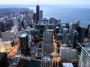 Uma vista aérea do syline de Chicago no crepúsculo olhando para o sul. — Fotografia de Stock