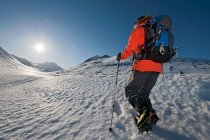 Donna escursionismo nelle montagne del nord Islanda in inverno — Foto stock