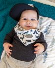 Joyeux bébé garçon souriant portant une casquette de baseball. — Photo de stock