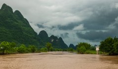 Montanhas de carste e belas paisagens, Yangshuo County — Fotografia de Stock