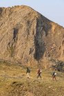 Amis mâles et femelles randonnée en montagne pendant les vacances — Photo de stock