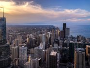 Une vue aérienne de la syline Chicago au crépuscule regardant vers le sud. — Photo de stock