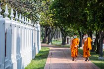 Zwei buddhistische Mönche mit Gesichtsmaske im Tempel in Bangkok — Stockfoto