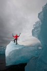 Frau besteigt Eisberg an der Südküste Islands mit Eispflücker — Stockfoto