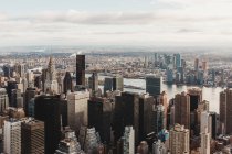 New York skyline de la ville avec des gratte-ciel et des bâtiments — Photo de stock