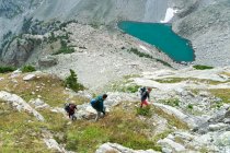 Vista ad alto angolo di amici maschi e femmine escursioni in montagna durante le vacanze — Foto stock