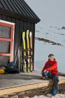 Frau bereitet sich in Skihütte in Island auf Skitouren vor — Stockfoto