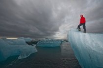 Femme escalade iceberg sur la côte sud de l'Islande en utilisant pic à glace — Photo de stock