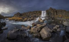 Schöner Blick auf Wasserfall auf Natur-Hintergrund — Stockfoto