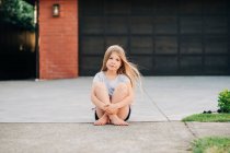 Мила маленька дівчинка позує на вулиці — стокове фото