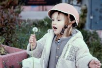 Little girl 4 years old in a helmet at the skate park — Stock Photo