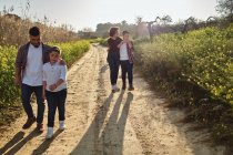 Feliz família passeia no campo na primavera — Fotografia de Stock