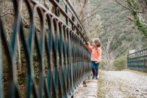 Kleines Mädchen spaziert über alte Metallbrücke in Frankreich — Stockfoto