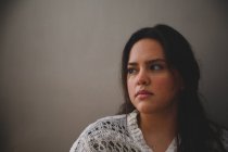 Porträt einer jungen schönen hispanischen Frau auf grauem Hintergrund — Stockfoto