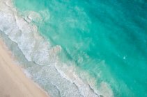 Hermosa playa tropical con olas de mar - foto de stock