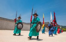 Changing of the guards ceremony at Gyeongbok Palace in Seoul — Stock Photo