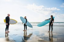 Grupo de amigos surfistas durante um surfe de verão — Fotografia de Stock