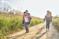 Glückliche Familie läuft im Frühling durchs Land — Stockfoto