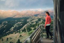 Young adventurer watching sunrise on top of fire lookout in Washington — Stock Photo