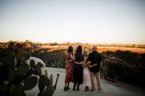 Ritratto di famiglia che si abbraccia insieme al tramonto in giardino — Foto stock