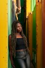 Schwarze Frau in urbaner Kleidung mit Zöpfen im Haar — Stockfoto