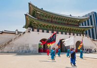 Changing of the guards ceremony at Gyeongbok Palace in Seoul — Stock Photo