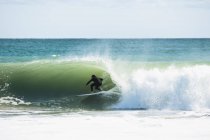 Surfer sur la plage de l'océan, sport — Photo de stock