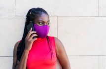 African woman athlete talking from her smartphone — Stock Photo