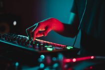 Close-up von DJ Hände mischen und Lautstärke anpassen — Stockfoto