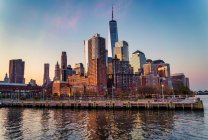 Nascer do sol Nova York bela vista de verão reflexões edifícios — Fotografia de Stock
