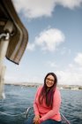 Donna ispanica degli anni Trenta seduta in barca nella baia di San Diego — Foto stock