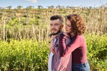 Portrait of happy couple in the countryside, he looks at the camera — Stock Photo