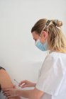 Vaccino messo giovane infermiera con mano — Foto stock