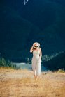 Aufgeregte junge Frau erkundet erstaunlichen Nordkaskaden-Nationalpark — Stockfoto