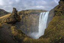 Schöner Wasserfall und Himmel auf Naturhintergrund — Stockfoto