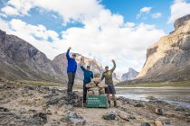Tres montañistas posan para la foto en el Círculo Ártico Akshayuk Pass - foto de stock