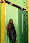 Mujer negra vestida con ropa urbana con trenzas en el pelo - foto de stock