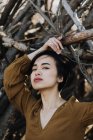 Junge schöne asiatische Frau posiert im Freien — Stockfoto