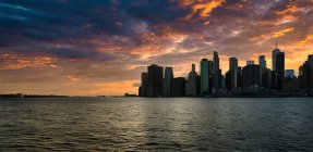 Ville skyline au coucher du soleil bel endroit mignon New York nuages mer panora — Photo de stock
