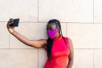 Mulher africana atleta tirar uma foto de seu smartphone — Fotografia de Stock
