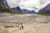 Wandern über dem Weasel River, Akshayuk Pass, Baffin Island. — Stockfoto