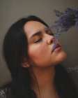 Porträt einer jungen schönen hispanischen Frau auf grauem Hintergrund — Stockfoto