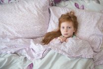 Doente menina na cama — Fotografia de Stock
